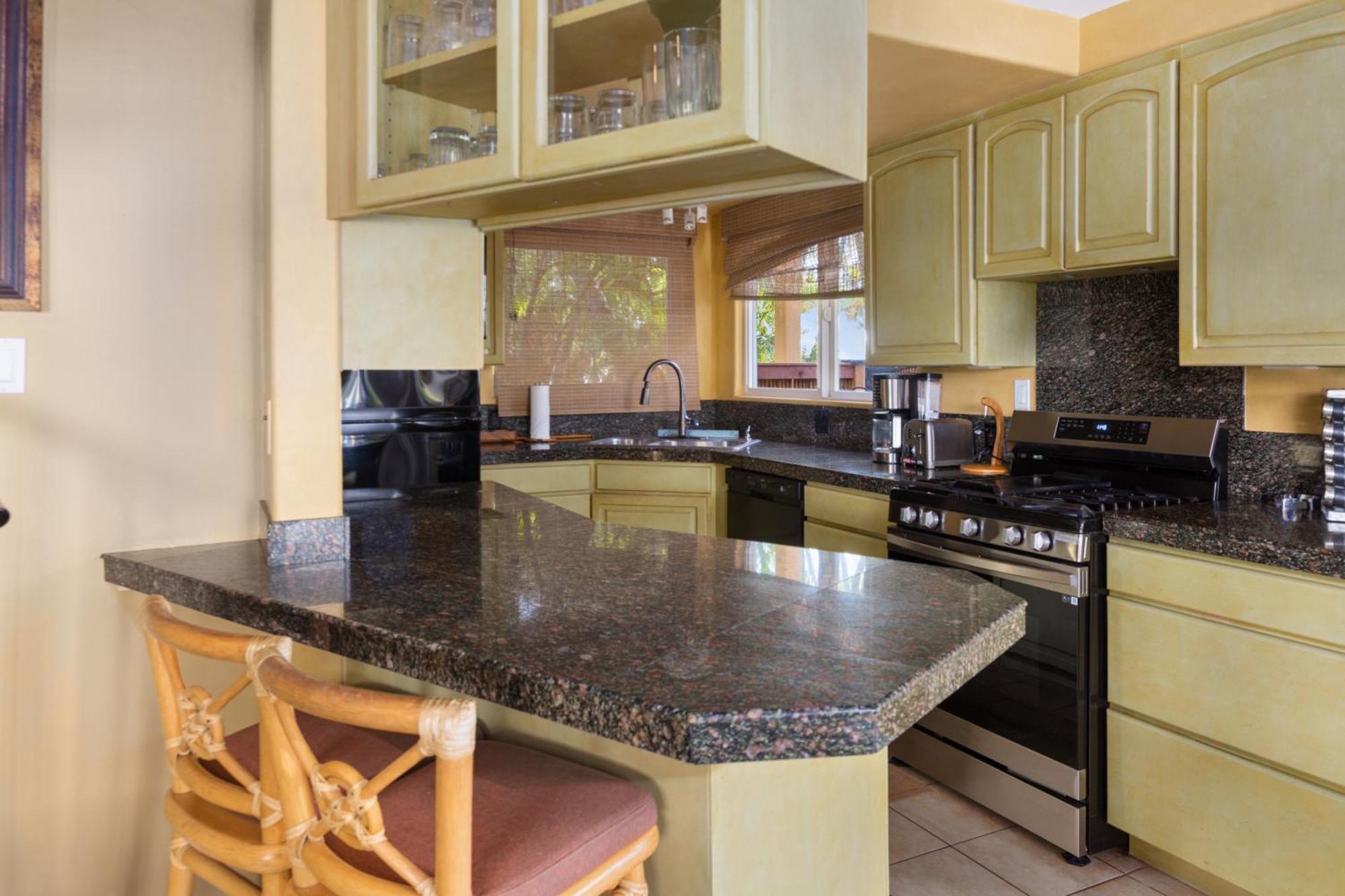Plumeria Suite, 2-Bedrooms, Sleeps 6, Pool & Bbq, Pre-Renovation Summer Sale Kihei Exteriör bild