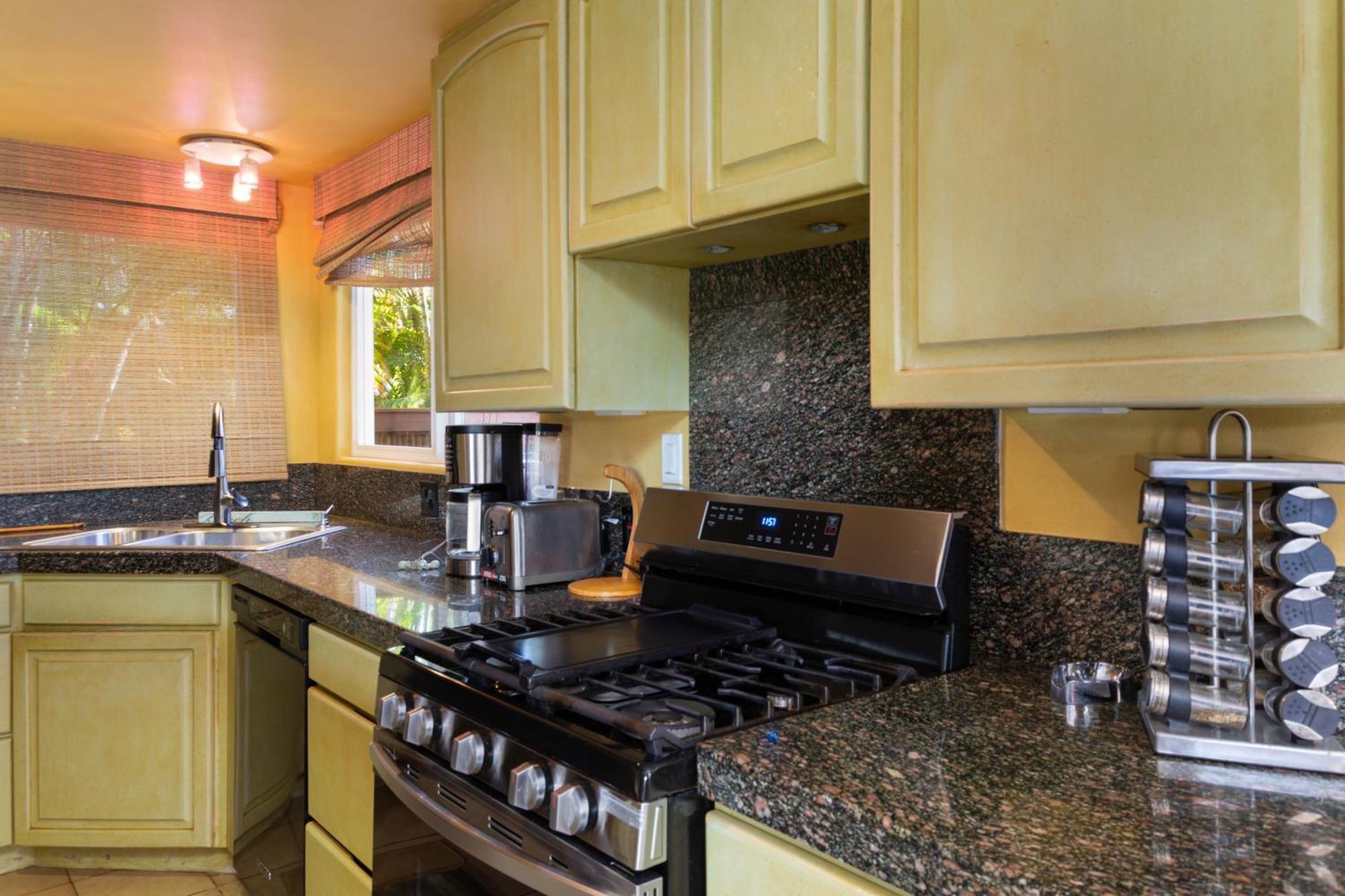 Plumeria Suite, 2-Bedrooms, Sleeps 6, Pool & Bbq, Pre-Renovation Summer Sale Kihei Exteriör bild