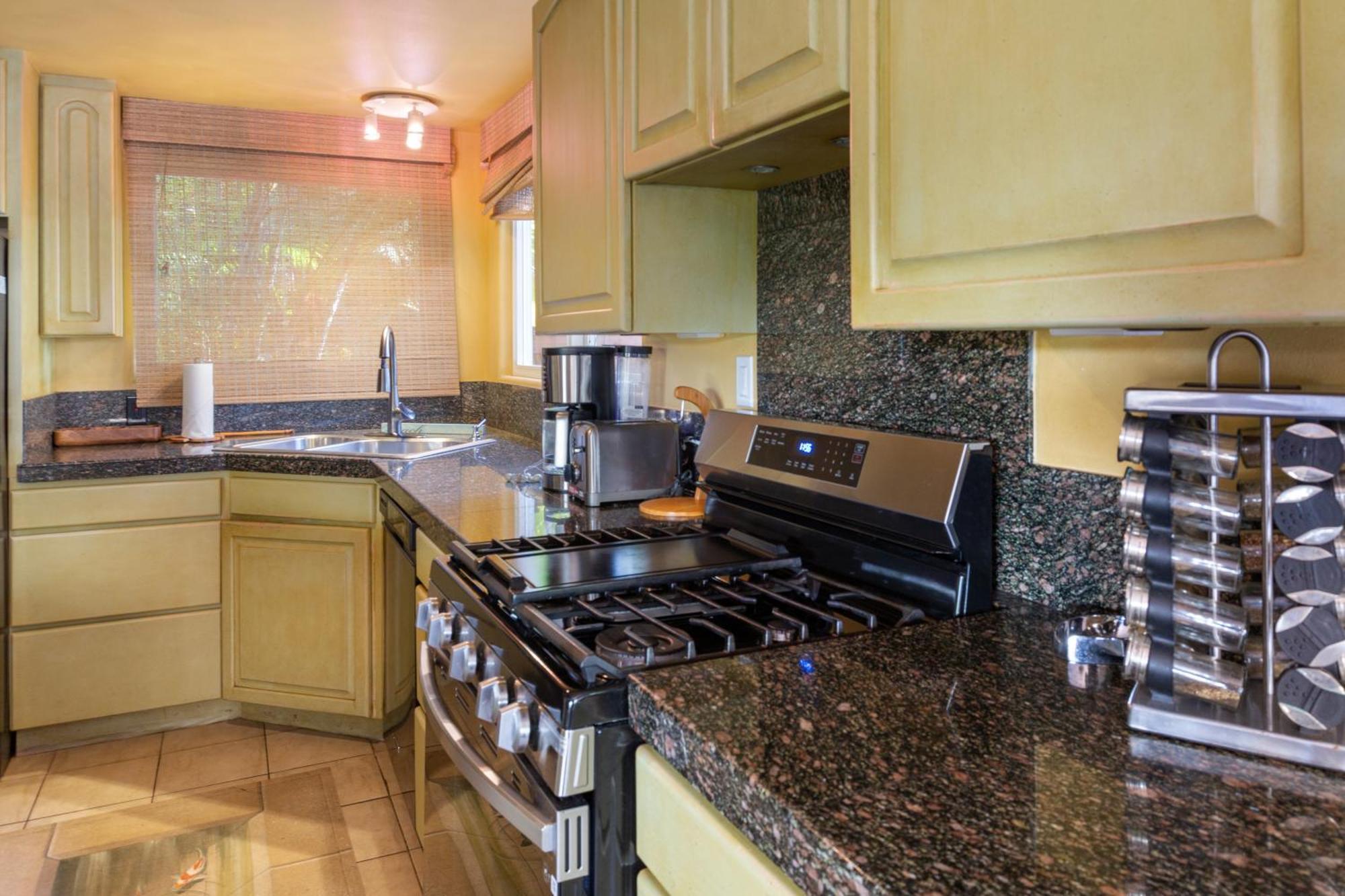 Plumeria Suite, 2-Bedrooms, Sleeps 6, Pool & Bbq, Pre-Renovation Summer Sale Kihei Exteriör bild