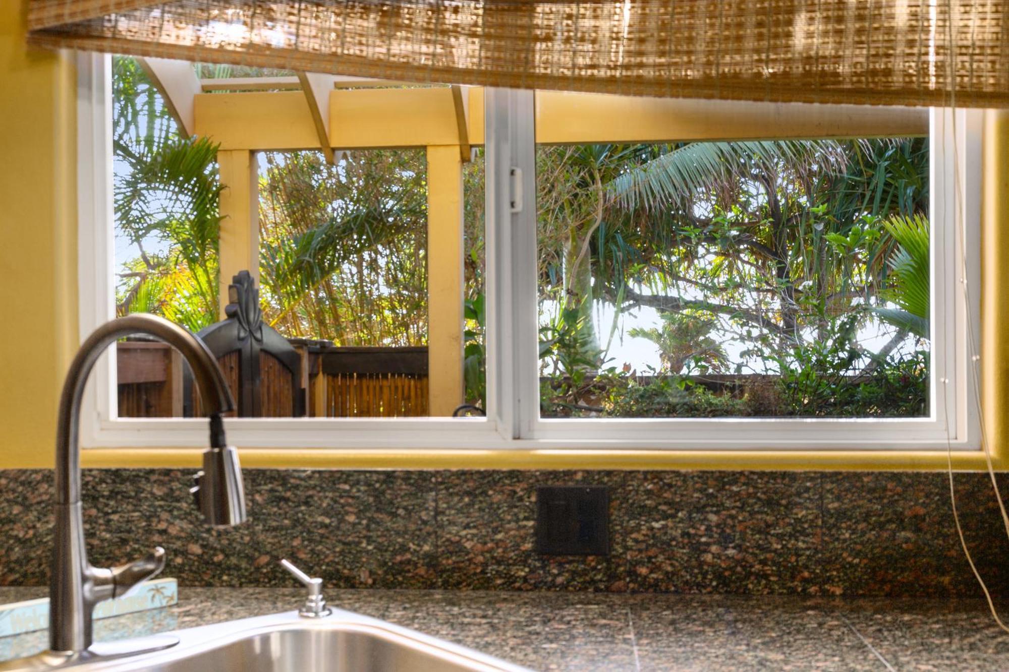 Plumeria Suite, 2-Bedrooms, Sleeps 6, Pool & Bbq, Pre-Renovation Summer Sale Kihei Exteriör bild